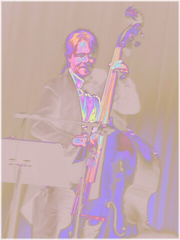 Holly mit Bass überbelichtet