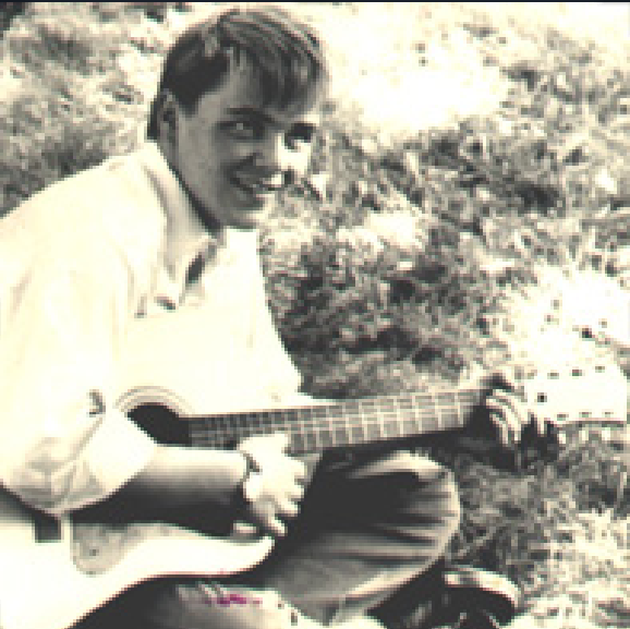 Holly mit gitarre im Gras 02